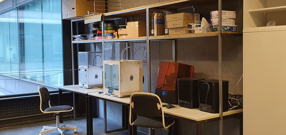 A room with three 3D printers at Humboldt-Universität zu Berlin